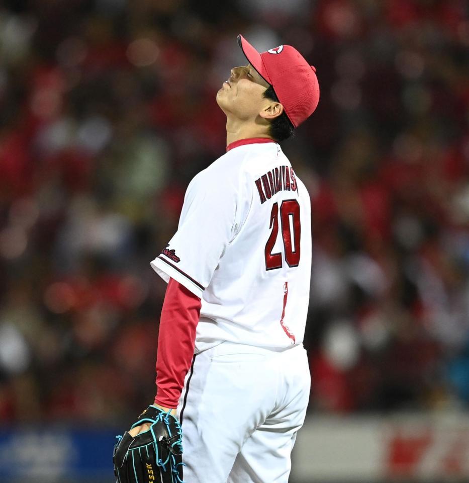 　９回、田中和に２ランを許し、顔をしかめる栗林（撮影・田中太一）