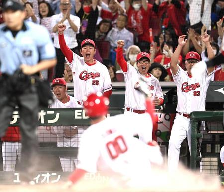 　６回、上本の勝ち越し適時打で曽根が生還、驚異の粘りにガッツポーズの新井監督（左）と藤井ヘッド（撮影・田中太一）