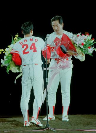 引退セレモニーで大野（左）から花束を贈られる北別府さん＝１９９４年９月