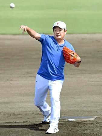 高校野球広島大会決勝の始球式で投球する北別府さん＝２０１８年７月