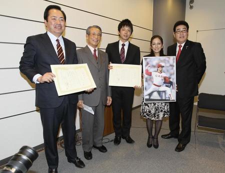殿堂入りが決まり、そろって笑顔を見せる（左から）北別府学さん、古葉元広島監督、故津田氏長男・大毅さん、晃代夫人、山本浩二氏