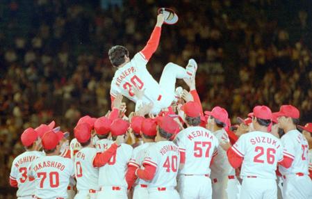 引退が決まり、ナインの手で胴上げされる北別府学さん＝１９９４年９月２０日