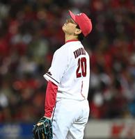 　９回、田中和に２ランを許し、顔をしかめる栗林