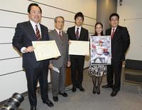 殿堂入りが決まり、そろって笑顔を見せる（左から）北別府学さん、古葉元広島監督、故津田氏長男・大毅さん、晃代夫人、山本浩二氏