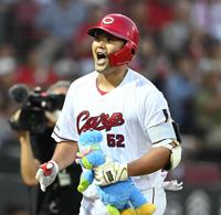 　５回、ソロを放った末包は喜びながら生還する（撮影・田中太一）