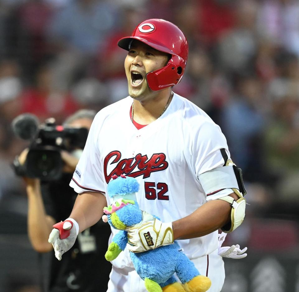 　５回、ソロを放った末包は喜びながら生還する（撮影・田中太一）