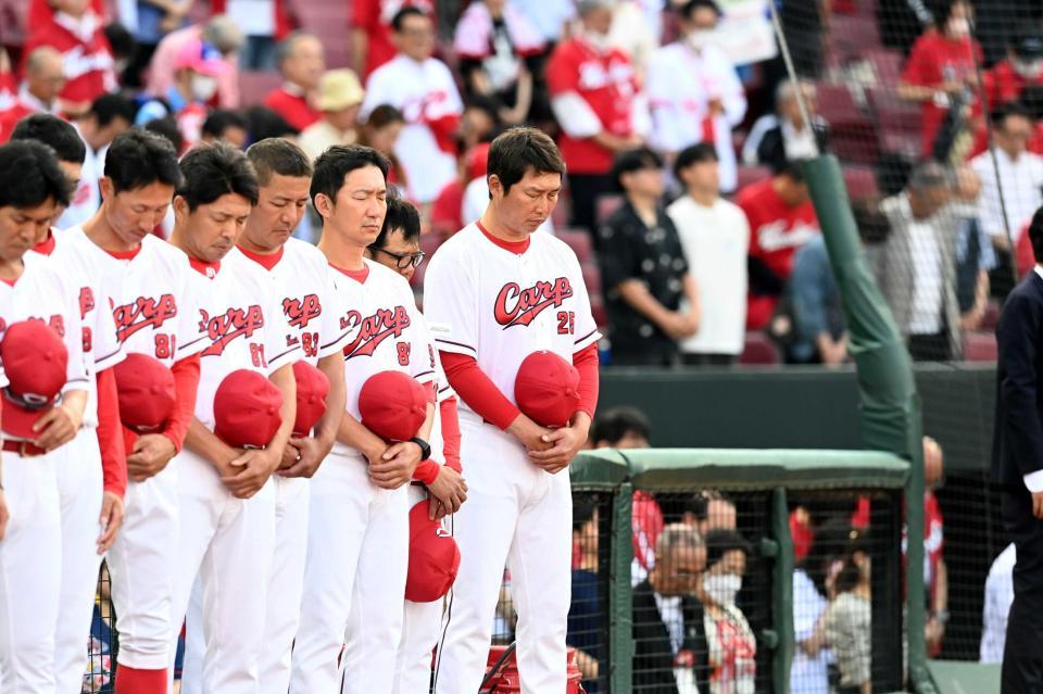 　試合前、黙とうを捧げる新井監督ら（撮影・田中太一）