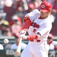 　５回、適時二塁打を放つ田中（撮影・田中太一）