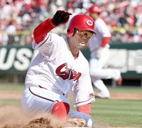 　５回、森下の犠打で三塁へすべり込む田中（撮影・田中太一）