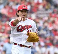 　１回、源田を一塁ゴロに打ち取り、ベースカバーに走る河野（撮影・田中太一）