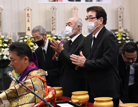 　告別式で祭壇に手を合わせる山本浩二氏（右）と安仁屋宗八氏（撮影・田中太一）