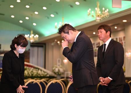 　１８日、通夜に参列した黒田博樹球団アドバイザーは遺族にあいさつしながら涙を流す。右は新井貴浩監督（撮影・田中太一）