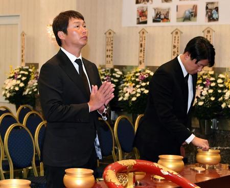 　１８日、試合後通夜に駆けつけた新井監督は祭壇に手を合わせる。右は大瀬良（撮影・田中太一）