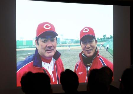 　大野豊氏の弔辞のあと、モニターに映し出された北別府学さんと大野豊氏（撮影・田中太一）