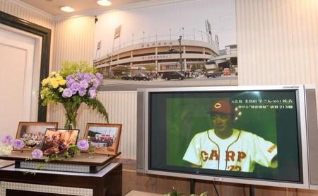 　在りし日の北別府学さんと、広島市民球場の写真が置かれた（撮影・田中太一）