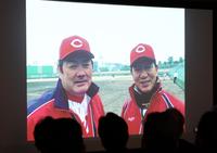 　大野豊氏の弔辞のあと、モニターに映し出された北別府学さんと大野豊氏（撮影・田中太一）