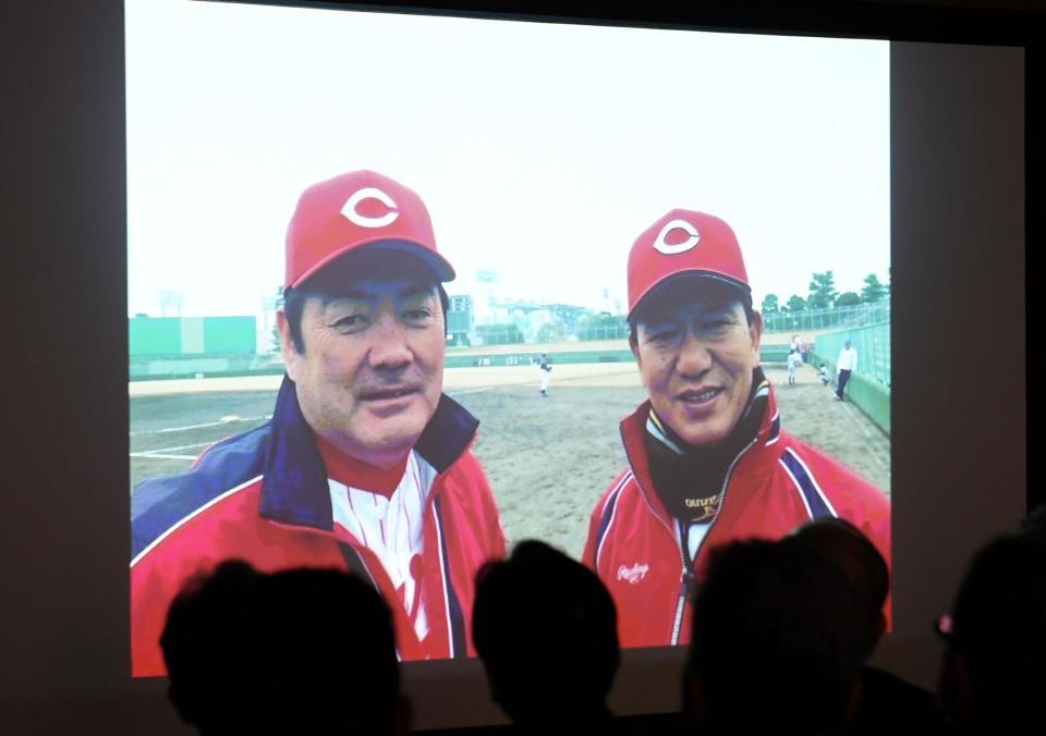 　大野豊氏の弔辞のあと、モニターに映し出された北別府学さんと大野豊氏（撮影・田中太一）