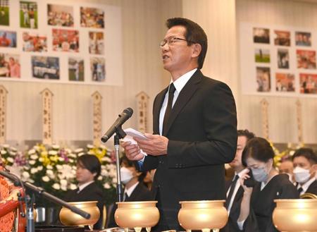 　涙をこらえながら弔辞を読む大野豊氏