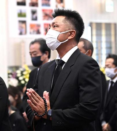 　北別府氏の祭壇に手を合わせる永川コーチ