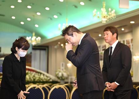 　１８日の通夜に参列した黒田球団アドバイザーは遺族にあいさつしながら涙を流す。右は新井監督