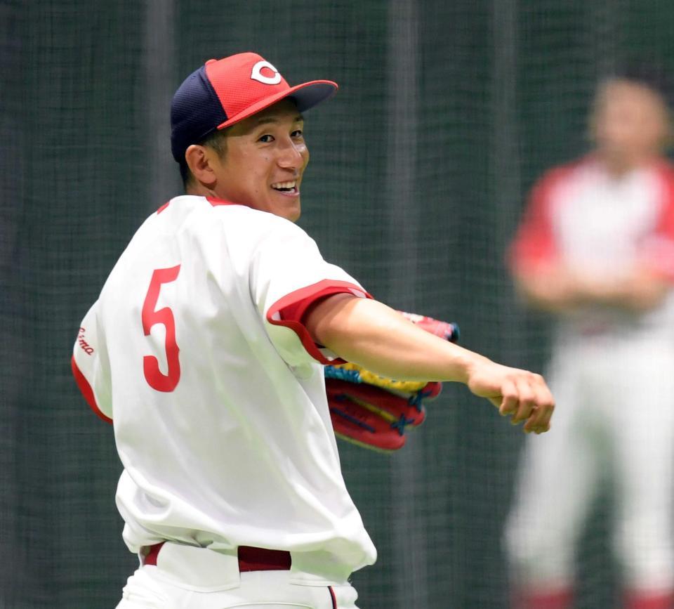 　ノックを受け、軽快な動きを見せる西川（撮影・田中太一）