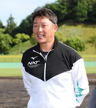 　２軍戦を視察し、満足げに会見する新井監督