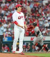 ４回、岡本和（右）に勝ち越しソロを許した九里