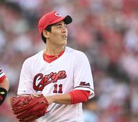 ２回、吉川にソロを許した九里は悔しさをにじませながらベンチへ帰る（撮影・田中太一）