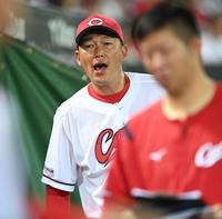 ６回、守備から戻った選手に声をかけて鼓舞する新井監督（撮影・田中太一）