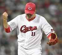 ６回、中田を三振に仕留め、グラブをたたく九里（撮影・田中太一）