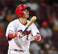 ９回、意地の６号ソロを放つ坂倉（撮影・田中太一）