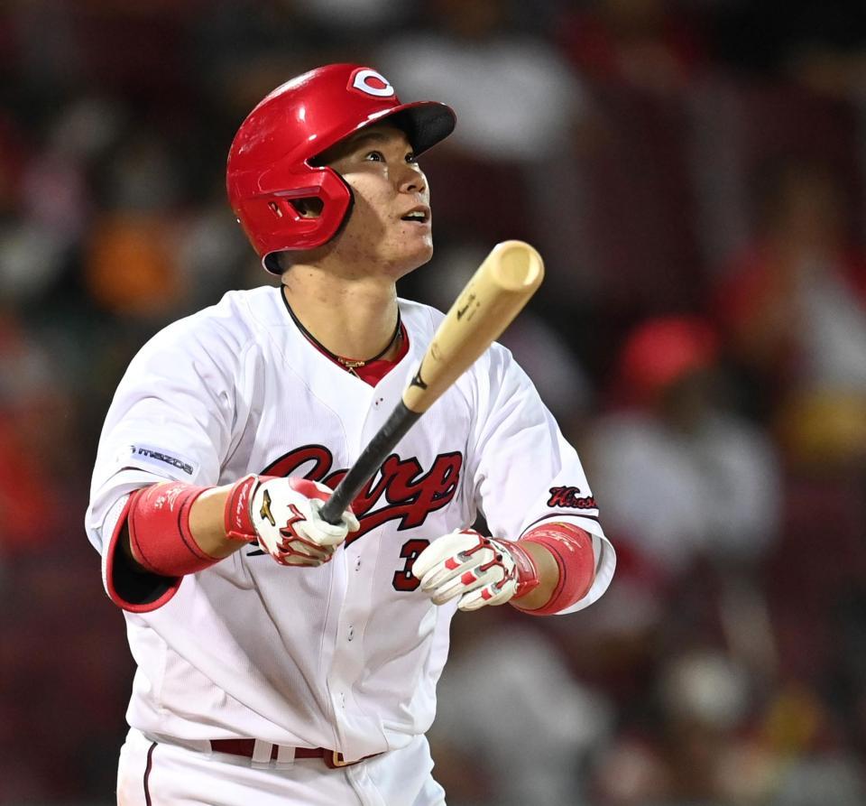 ９回、意地の６号ソロを放つ坂倉（撮影・田中太一）