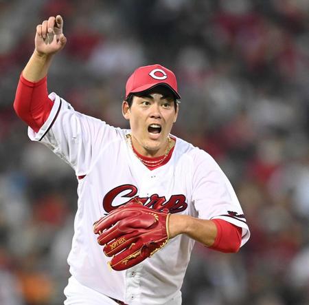 　６回、岡本和のファウルボールを指さす九里（撮影・田中太一）