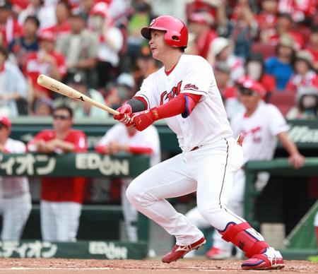 　３回、先制の左越えソロを放つ堂林