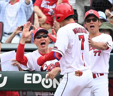 ３回、先制ソロを放った堂林（中央）を迎える新井監督（左）＝撮影・田中太一