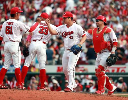 巨人に勝利しタッチを交わす（右から）会沢、矢崎ら広島ナイン