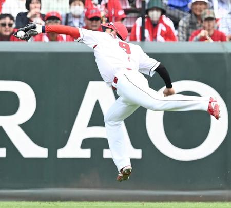 　１回、岡本和の強烈な打球に飛びついて好捕する秋山（撮影・田中太一）