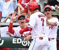 ３回、先制ソロを放った堂林（中央）を迎える新井監督（左）＝撮影・田中太一