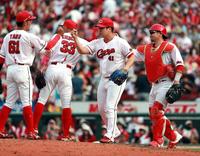 巨人に勝利しタッチを交わす（右から）会沢、矢崎ら広島ナイン