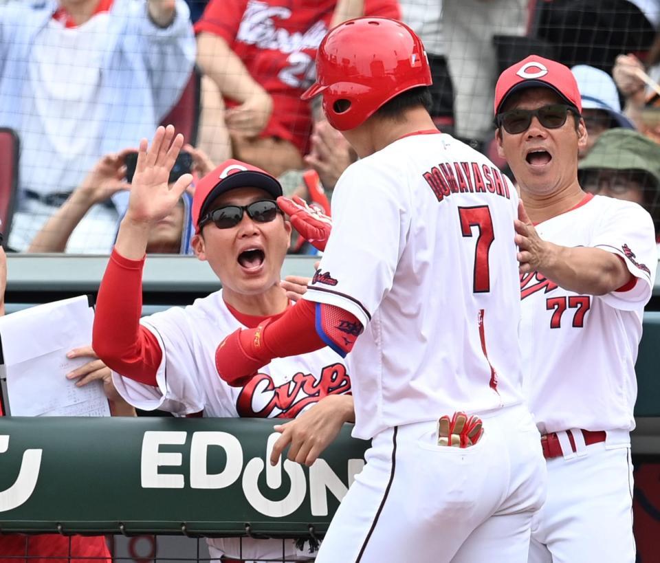 ３回、先制ソロを放った堂林（中央）を迎える新井監督（左）＝撮影・田中太一