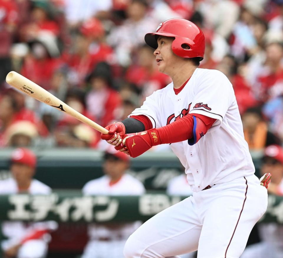 ３回、先制ソロを放つ堂林（撮影・田中太一）