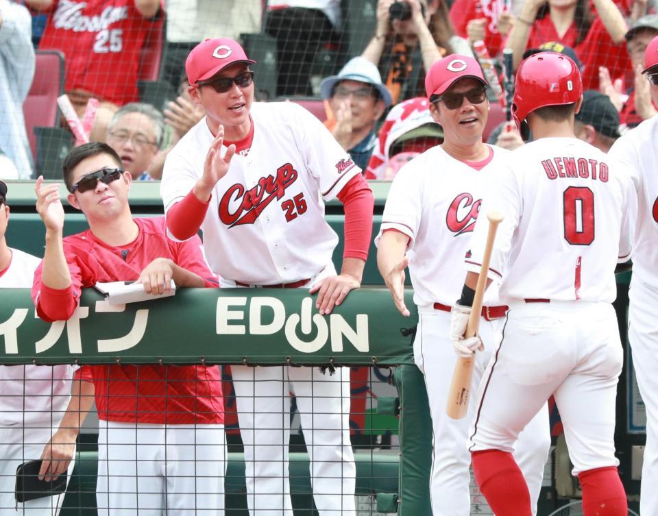 ４回、西川の適時三塁打で生還した上本（右端）を迎える新井監督（左から２人目）