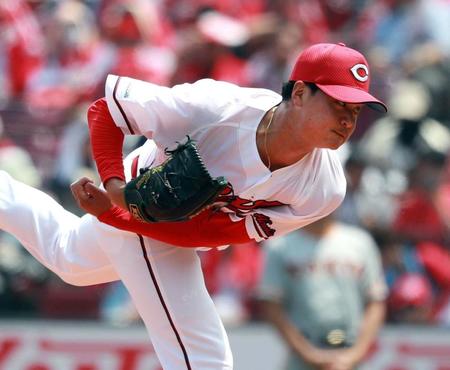 　力投する先発の森