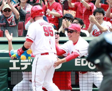 　２回、先制２ランを放ったデビッドソン（左）を迎える新井監督