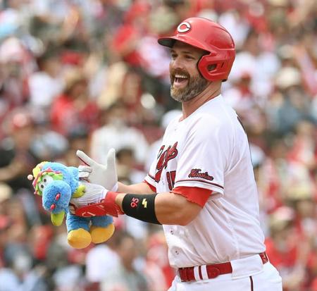 　２回、先制２ランを放ったデビッドソンは久々の笑顔（撮影・田中太一）