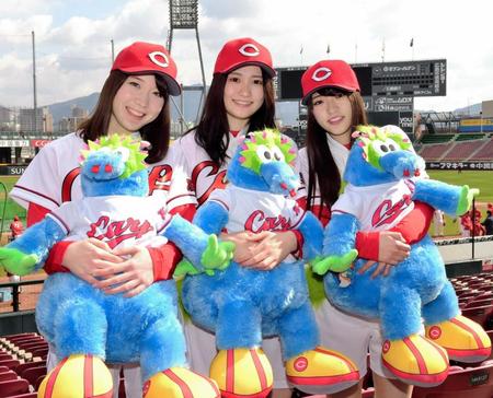 　笑顔を見せる２０１７年度ホームランガールの（左から）林悠里詠さん、布野未紗季さん、土橋愛美さん
