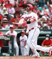 　２回、先制の左越え２ランを放つデビッドソン