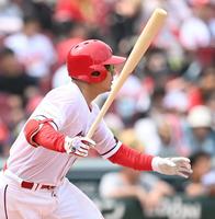 　４回、適時二塁打を放つ田中（撮影・田中太一）