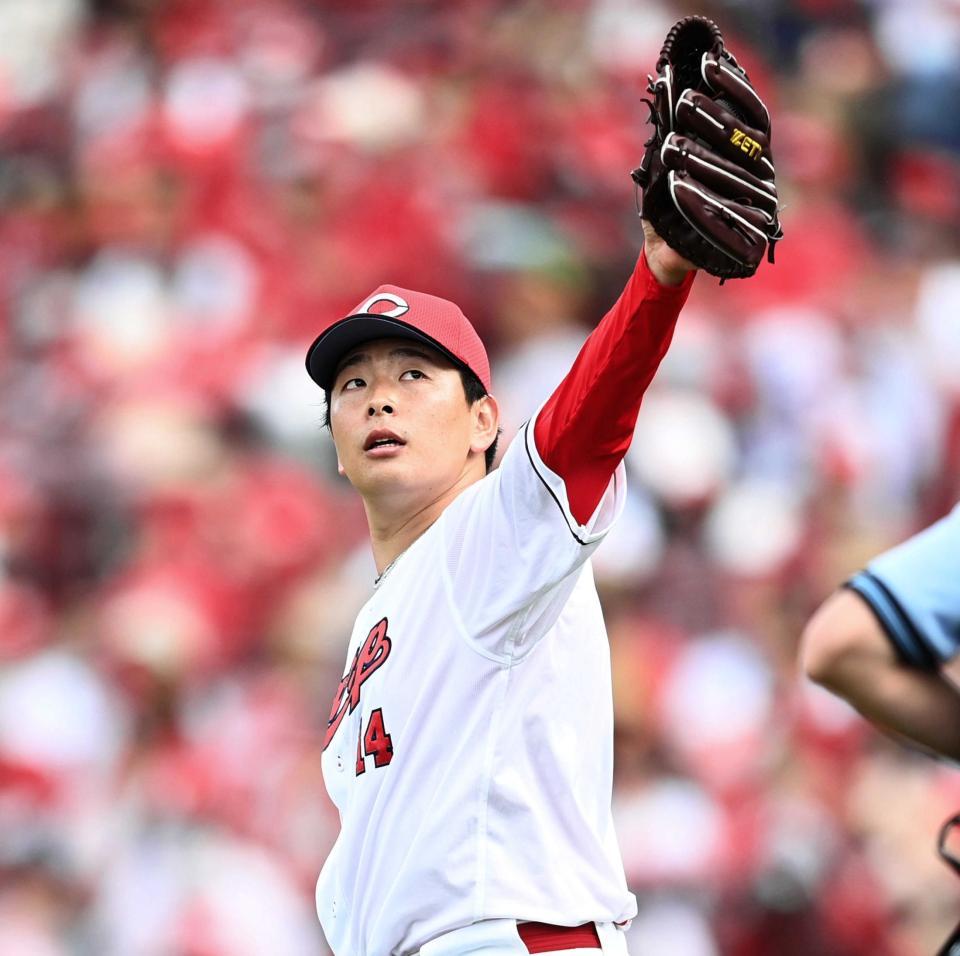 　７回、巨人打線を無失点に抑え、グラブを掲げる大瀬良（撮影・田中太一）