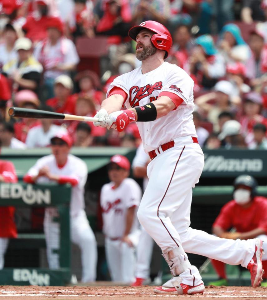 　２回、先制の左越え２ランを放つデビッドソン